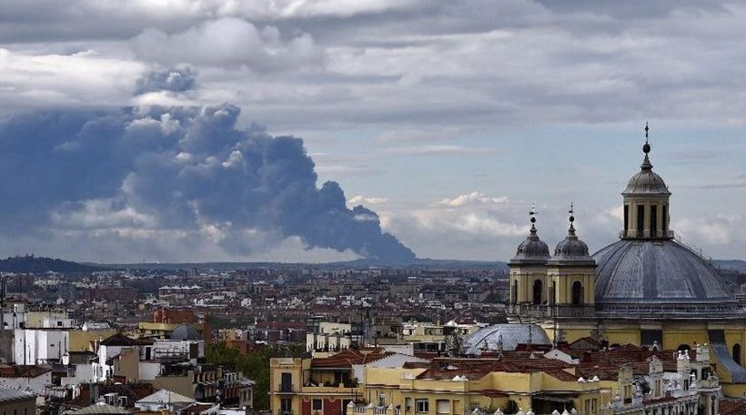Τεράστια φωτιά σε ελαστικά απειλεί την υγεία των κατοίκων της Μαδρίτης (vid)