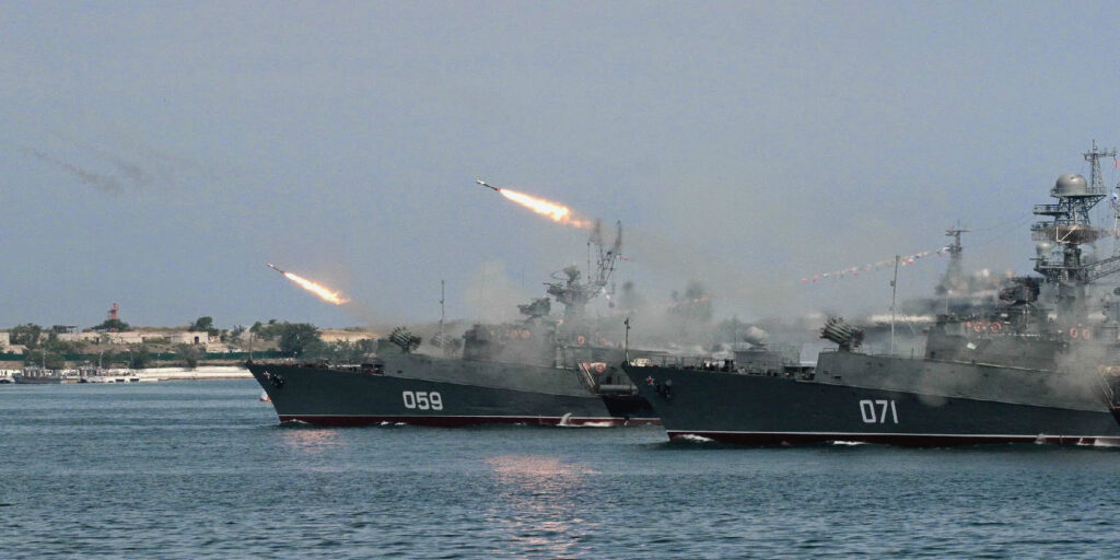 Η Ρωσία γιόρτασε τα 233 χρόνια του Στόλου της Μαύρης Θάλασσας με καταιγισμό πυρών (βίντεο)