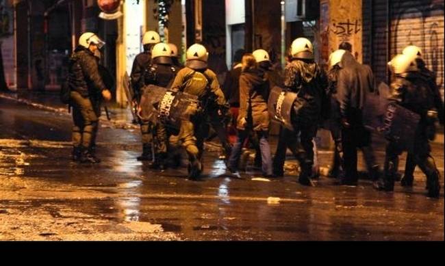 Εξάρχεια: Επιθέσεις με φωτοβολίδες εναντίον ΜΑΤ τα ξημερώματα της Κυριακής