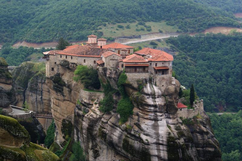 Μεταφέρουν 2.500 μουσουλμάνους πρόσφυγες και μετανάστες στην Καλαμπάκα κάτω από τους βράχους των ιερών Μετεώρων!