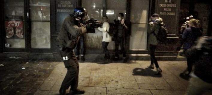 Γαλλία: Φωτογραφία αστυνομικού που σημαδεύει με όπλο διαδηλωτές κάνει το γύρο του διαδικτύου