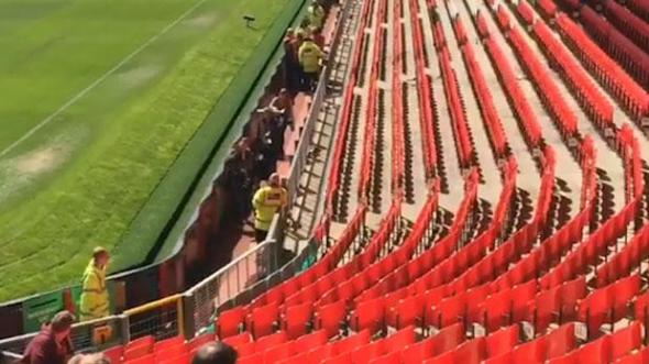 Ελεγχόμενη έκρηξη στο ύποπτο δέμα που εντοπίστηκε στο Ολντ Τράφορντ [βίντεο] [upd]