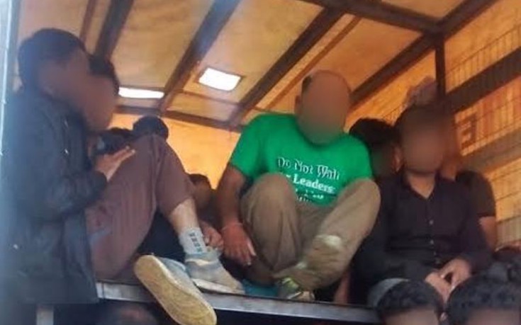 Χειροπέδες σε διακινητή που μετέφερε με το φορτηγό του 57 μετανάστες αντί 3.000 ευρώ έκαστος! (φωτό)