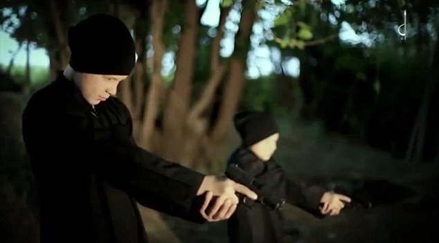 Νέο βίντεο σοκ του ISIS: Παιδιά εκτελούν Σύρους κρατούμενους και πυροβολούν ομοιώματα πολιτικών όπως ο Ολάντ