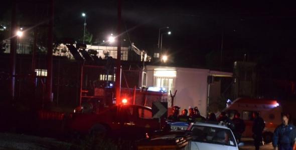 Στις φλόγες κοντέινερ στο κέντρο φιλοξενίας της Μόριας (φωτό)