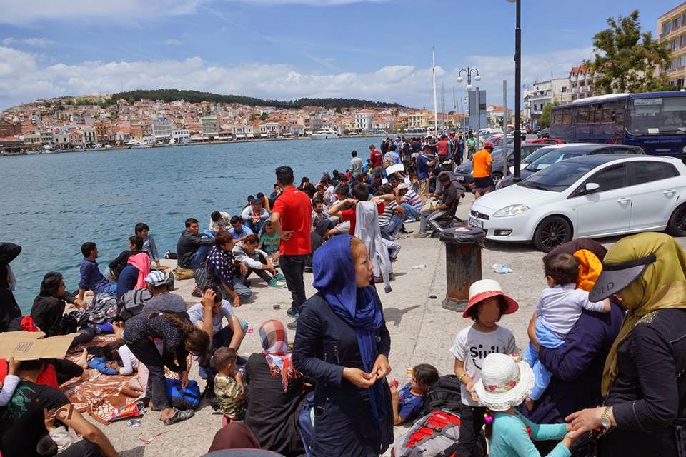 Ενταση στη Λέσβο: Πρόσφυγες και μετανάστες έβαλαν φωτιά σε κάδους  (βίντεο) (upd)