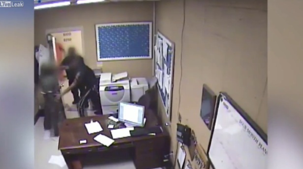 ΗΠΑ: Κρατούμενος επιτίθεται σε αστυνομικό και του αρπάζει το υπηρεσιακό του όπλο