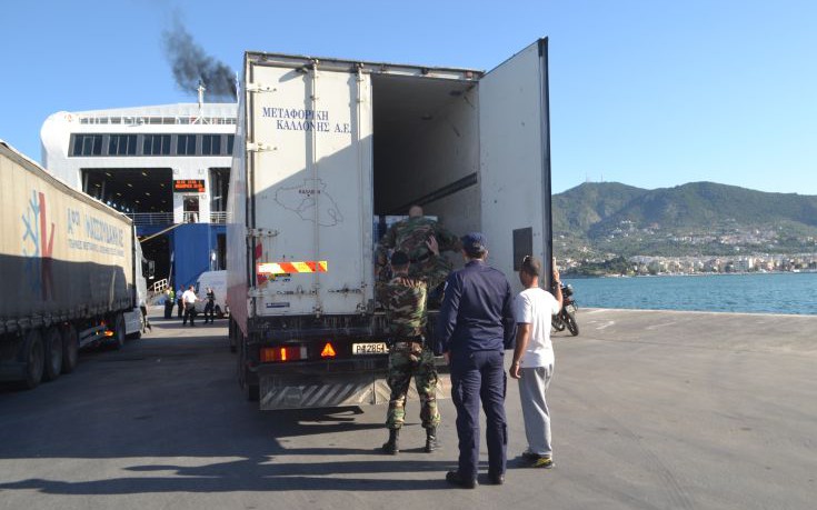 Μυτιλήνη: Πρόσφυγες και μετανάστες προσπαθούν να «αποδράσουν» από το νησί -Δεκάδες συλλήψεις (φωτό)