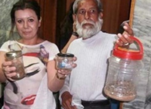 Λάρισα: Πρόσφυγες μπήκαν στο δημοτικό συμβούλιο με φίδια και σκορπιούς