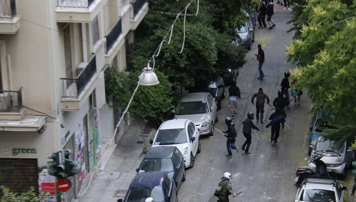 Σοβαρά επεισόδια μεταξύ αστυνομικών και κουκουλοφόρων στο κέντρο της Αθήνας [φωτό, βίντεο]