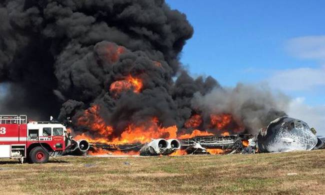 Βίντεο σοκ: Συντριβή αμερικανικού Β-52 στη νήσο Γκουάμ (vid)