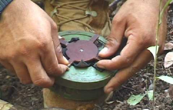 Δείτε πως αφοπλίζει παλιές νάρκες που ο ίδιος τοποθέτησε (vid)