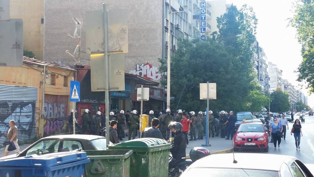 Κυκλοφοριακό χάος στη Θεσσαλονίκη: Αναρχικοί εναντίον Εθνικιστών – Έτοιμη να επέμβει η ΕΛ.ΑΣ