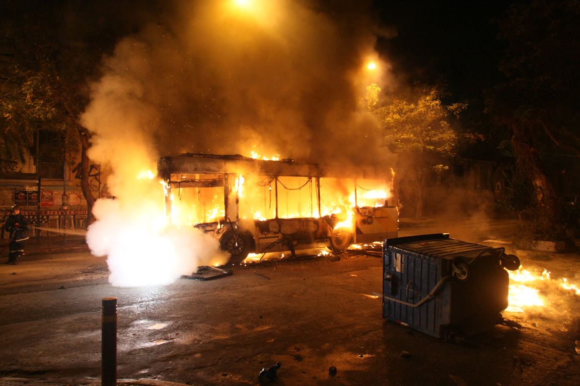 Αναρχικοί πυρπόλησαν τρόλεϊ – «Κοντέψαμε να σκοτωθούμε, πανικόβλητοι τρέχαμε να σωθούμε» λένε μάρτυρες – Δείτε το βίντεο UPD