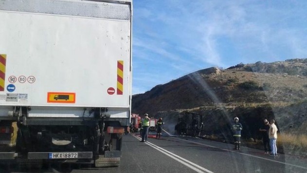 Ηράκλειο: Φορτηγάκι τυλίχθηκε στις φλόγες – Πρόλαβε να βγει ο οδηγός του