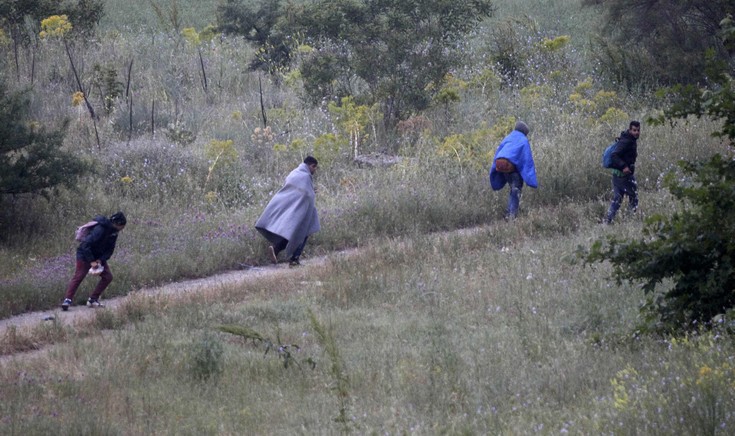 Μετανάστες φεύγουν τρέχοντας από την Ειδομένη μόλις βλέπουν τα ΜΑΤ (φωτό)
