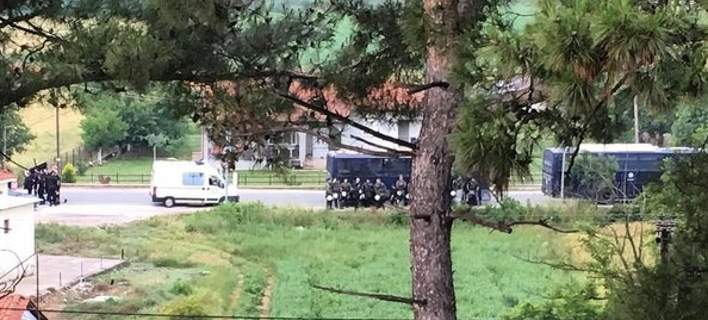 Φωτογραφίες και βίντεο από την Ειδομένη με τα ΜΑΤ και άδεια τη σιδηροδρομική γραμμή