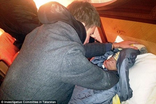 Αναπαράσταση του πώς στραγγάλισε τη μητέρα του ο Ρώσος γόνος [σκληρές φωτό]