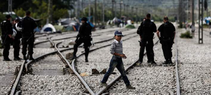 Πρόσφυγες φεύγουν με τα πόδια από την Ειδομένη -Αρνούνται να πάνε σε κέντρα φιλοξενίας