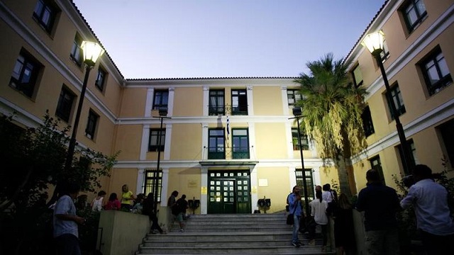 Συμβαίνει τώρα: Στην Ευελπίδων ο 30χρονος δράκος [φωτό]