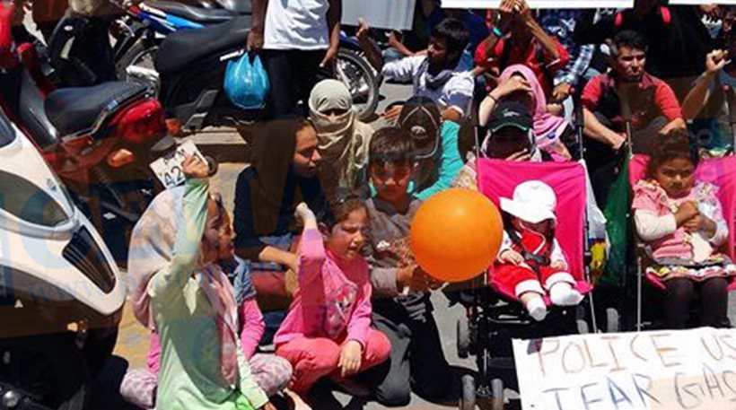 Κυκλοφοριακό κομφούζιο στη Λέσβο από τη πορεία 300 μεταναστών