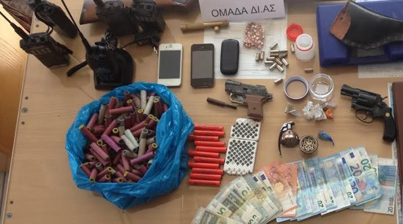 Σύλληψη νεαρού για όπλα και ναρκωτικά στη Ναύπακτο