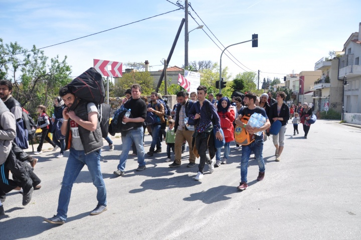 Τα «απαγορευμένα πλάνα» από την Ειδομένη- Δείτε βίντεο από την επιχείρηση εκκένωσης και τις μπουλντόζες να «γκρεμίζουν» τον καταυλισμό