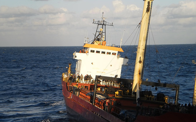 Έρευνες σε φορτηγό πλοίο για όπλα ή ναρκωτικά