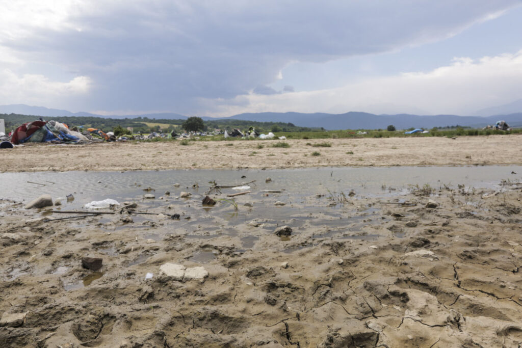 «Βομβαρδισμένο τοπίο» θυμίζει η Ειδομένη μετά την απομάκρυνση των μεταναστών- Δείτε φωτό & βίντεο με άδειο τον καταυλισμό