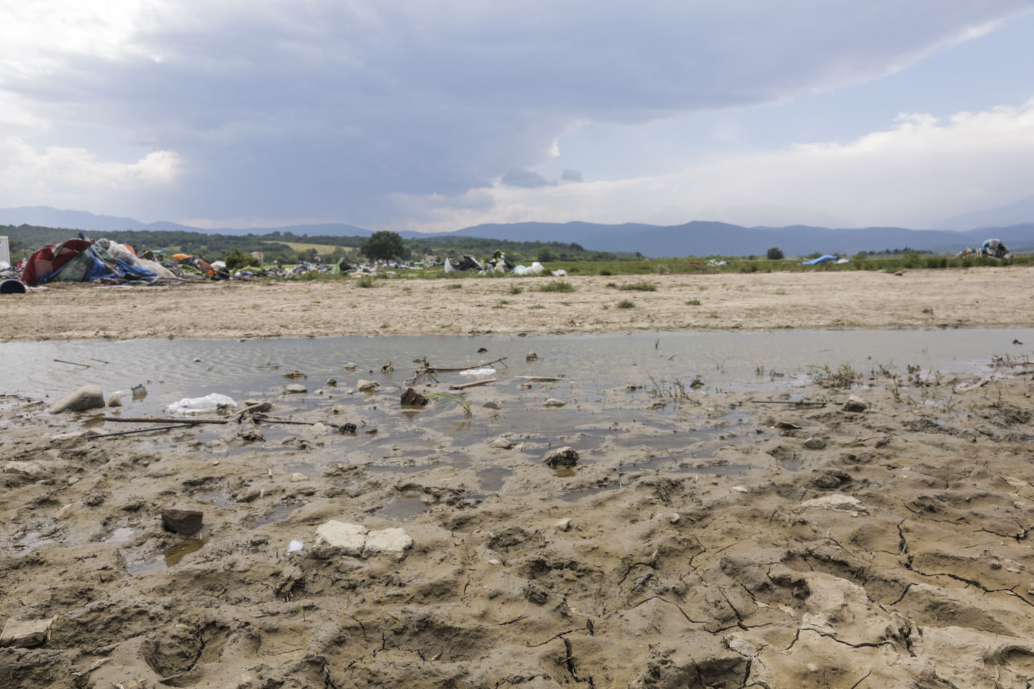 «Βομβαρδισμένο τοπίο» θυμίζει η Ειδομένη μετά την απομάκρυνση των μεταναστών- Δείτε φωτό & βίντεο με άδειο τον καταυλισμό