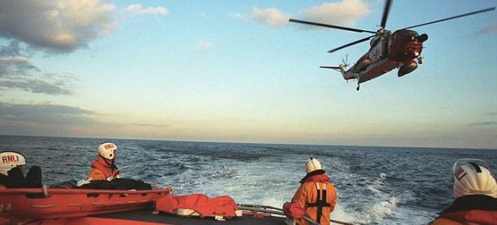 Περισυλλογή 19 μεταναστών που επέβαιναν σε φουσκωτό στη Μάγχη