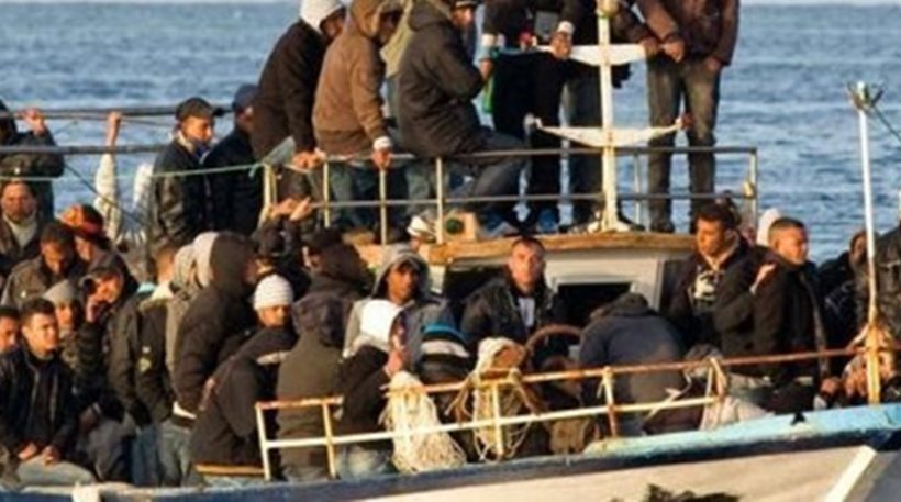 Πλοιάριο ακυβέρνητο με μετανάστες ανοιχτά της Κρήτης