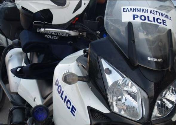 Πετροβόλησαν μοτοσικλετιστή της Τροχαίας στην Πατησίων