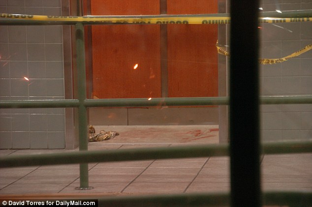 “Έλιωσε” με λοστό τον επίδοξο βιαστή της γυναίκας του – Κάμερες κατέγραψαν τις σκληρές εικόνες (vid)