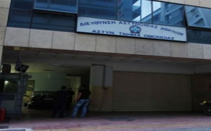 Κινέζος επιχειρηματίας πιάστηκε στα χέρια με αστυνομικούς στο Αστυνομικό Τμήμα Ομονοίας