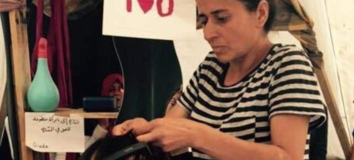 Έφτιαξαν «σαλόνι ομορφιάς» σε προσφυγικό καταυλισμό (φωτό)