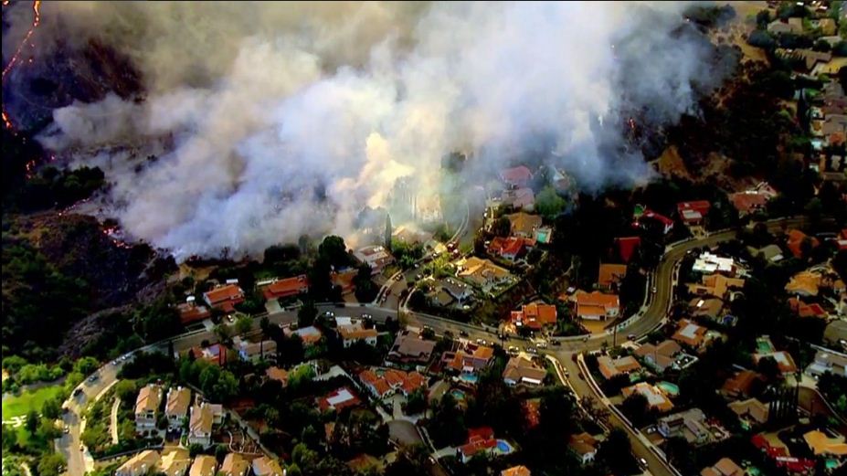 Μεγάλη πυρκαγιά έχει ξεσπάσει σε προάστιο του Λος Άντζελες – Εκκενώθηκαν 3.000 σπίτια [φωτό, βίντεο]