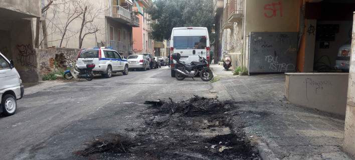 Επίθεση αγνώστων στο σπίτι του Αλέκου Φλαμπουράρη με μολότοφ και πέτρες