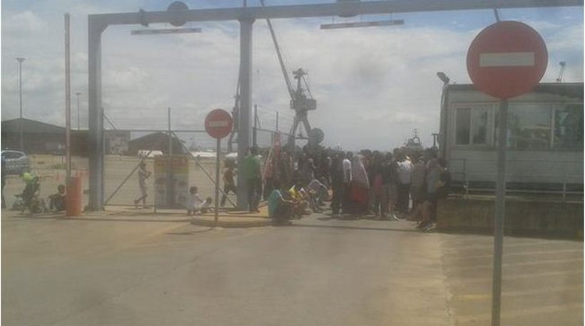 Σε καθιστική διαμαρτυρία προχώρησαν πρόσφυγες στο λιμάνι της Θεσσαλονίκης