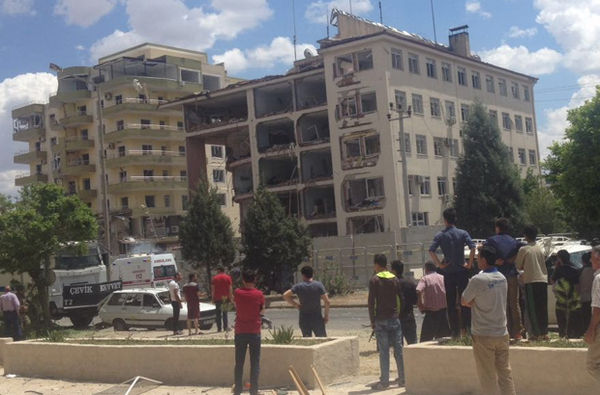 ΕΚΤΑΚΤΟ: Οι Κούρδοι ισοπέδωσαν το αστυνομικό τμήμα της Μαρντίν στην Τουρκία – Δεκάδες απώλειες (βίντεο)