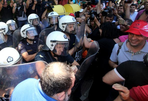 Τα ΜΑΤ απώθησαν τους διαδηλωτές των νοσοκομείων από το Μ.Μαξίμου (φωτό)