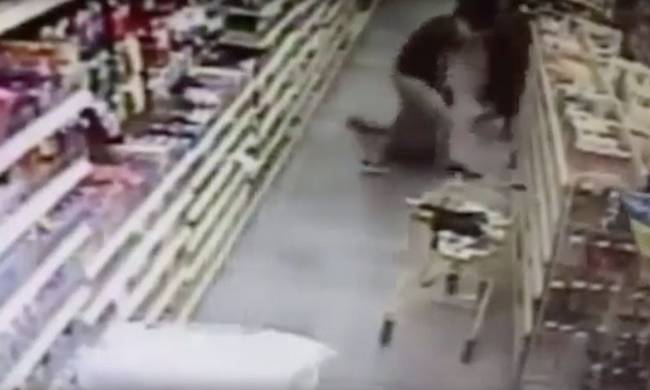 ΗΠΑ: Απόπειρα απαγωγής 13χρονης μέσα σε σούπερ μάρκετ [βίντεο]