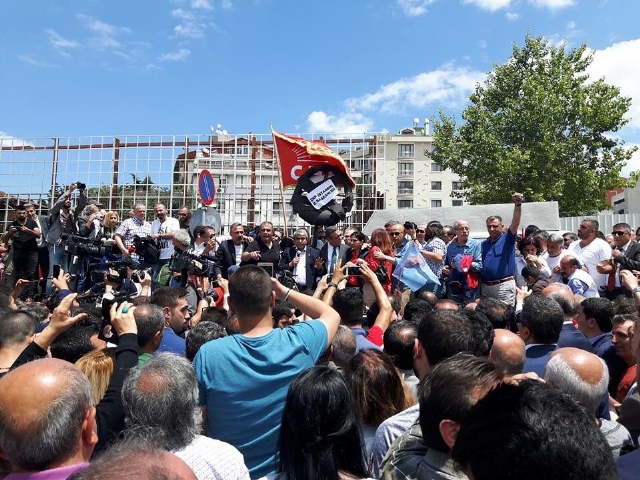 Κωνσταντινούπολη: Αστυνομικοί κατά διαδηλωτών με πλαστικές σφαίρες [φωτό, βίντεο]