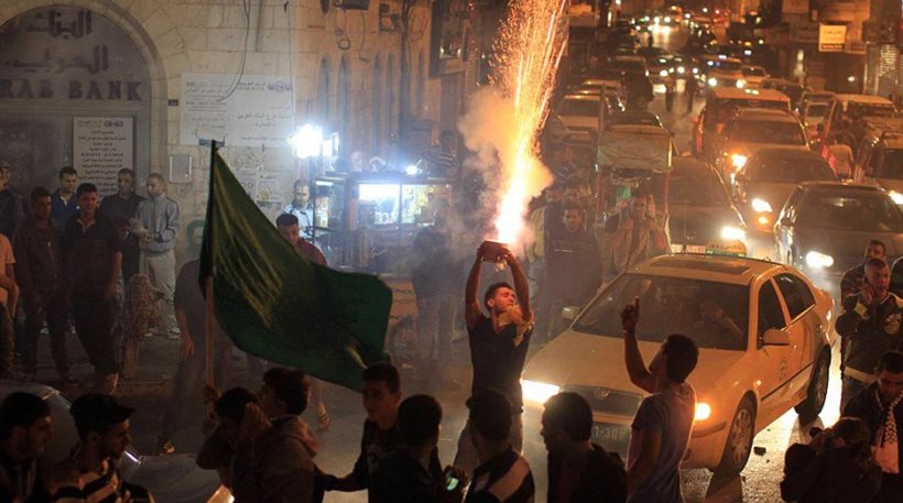 Με πυροτεχνήματα και γλυκά γιόρτασε το μακελειό στο Τελ Αβίβ η Χαμάς