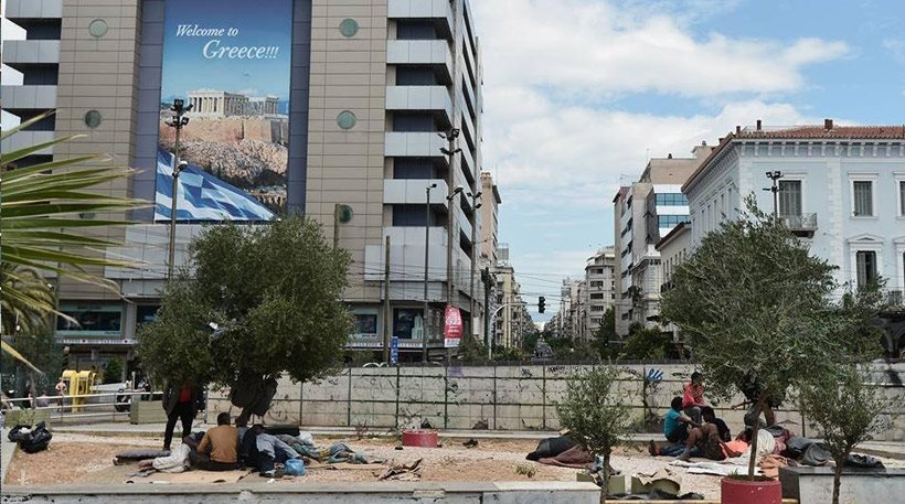 Δεκάδες μετανάστες κάτω από την αφίσα «Welcome to Greece» στο κέντρο της Αθήνας (φωτό)