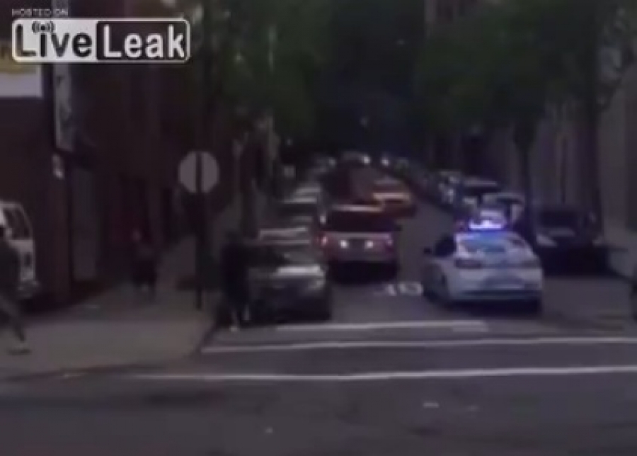 Πιστολίδι στο κέντρο του Μανχάταν: O oδηγός του «θηρίου» SUV ξεφεύγει με εντυπωσιακό τρόπο από δύο περιπολικά (βίντεο)
