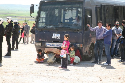 Λάρισα: Αντιδράσεις για τη δημιουργία κέντρου φιλοξενίας προσφύγων στα Τέμπη – Κάτοικοι απέκλεισαν το στρατόπεδο