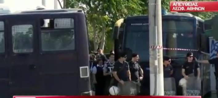 «Φρούριο» το Χρηματιστήριο -Περικυκλωμένο από κλούβες των ΜΑΤ για τη συγκέντρωση λιμενεργατών