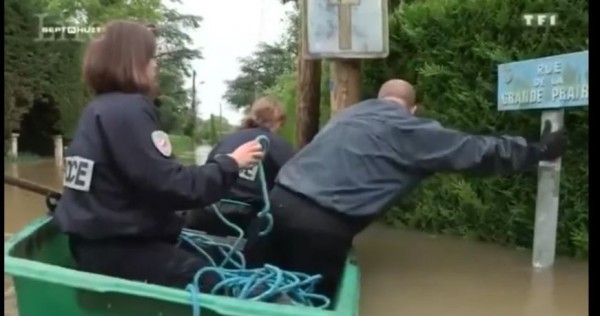 Απίθανη επιχείρηση διάσωσης στην πλημμυρισμένη Γαλλία (vid)