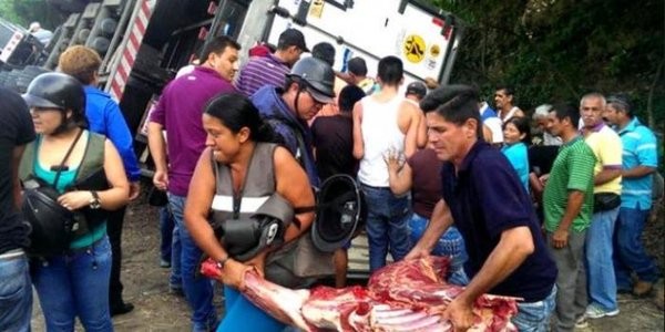 Έκαναν πλιάτσικο σε φορτηγό με ζωντανά κοτόπουλα στη Βενεζουέλα [βίντεο] [upd]